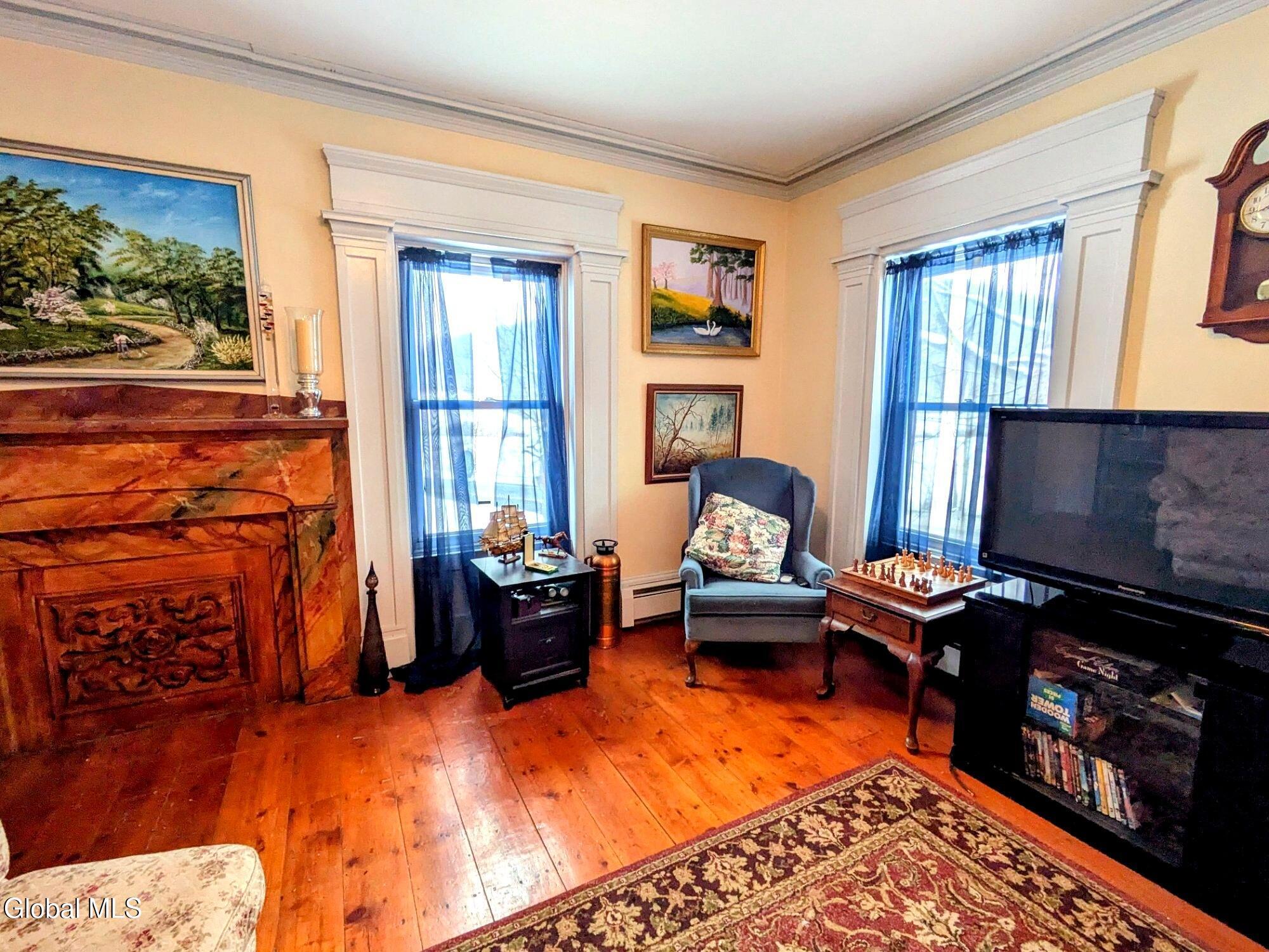 Image 4: 02_living_room_windows