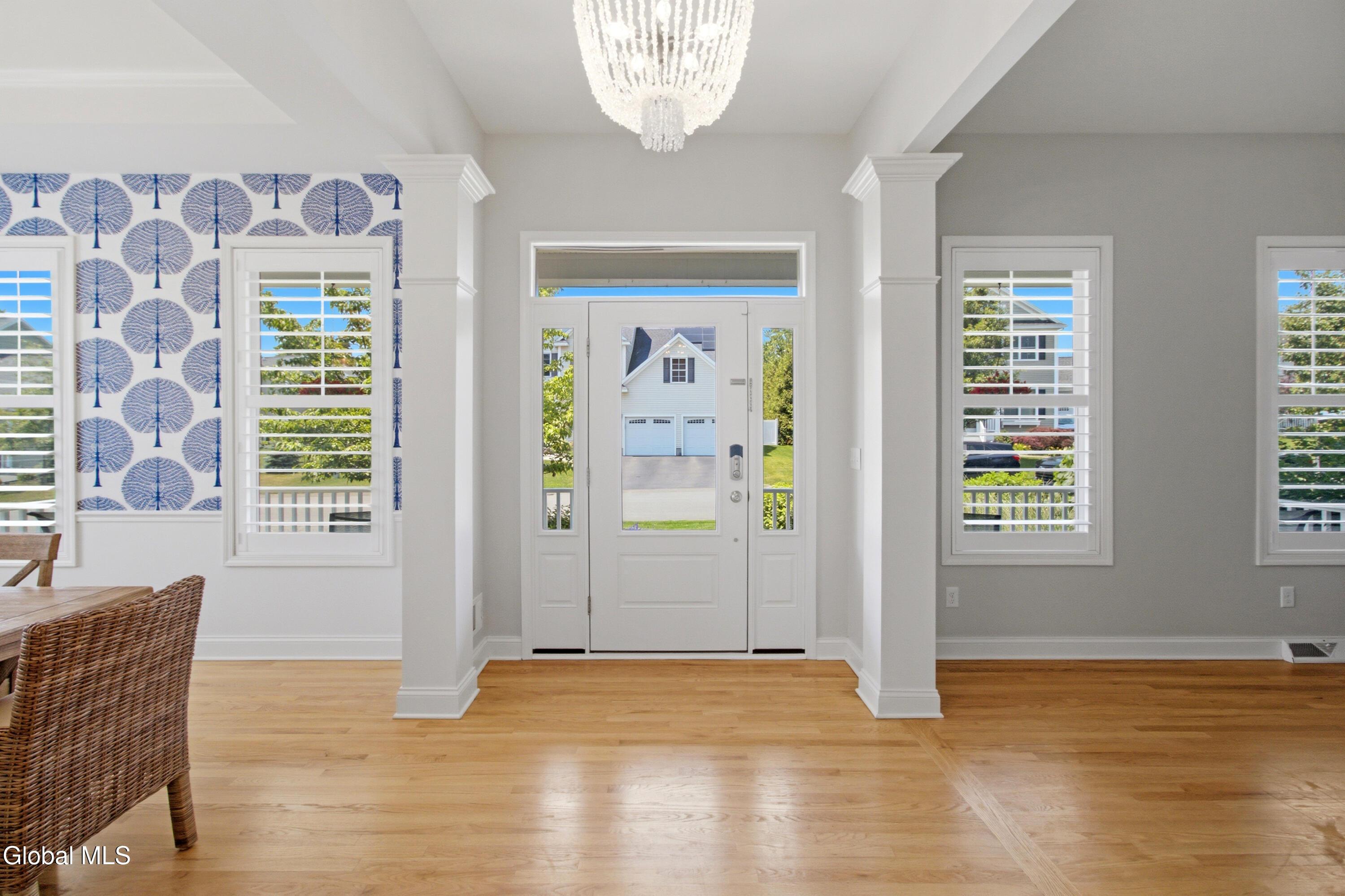 Image 4: Foyer