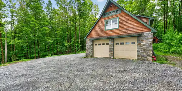 Image 4: 10 Garage 2