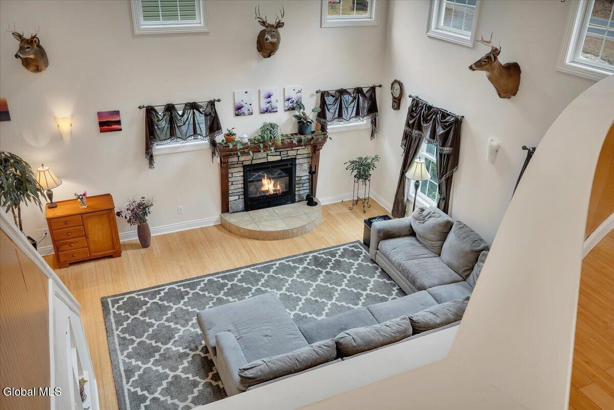 Image 3: 32-P1776353fire