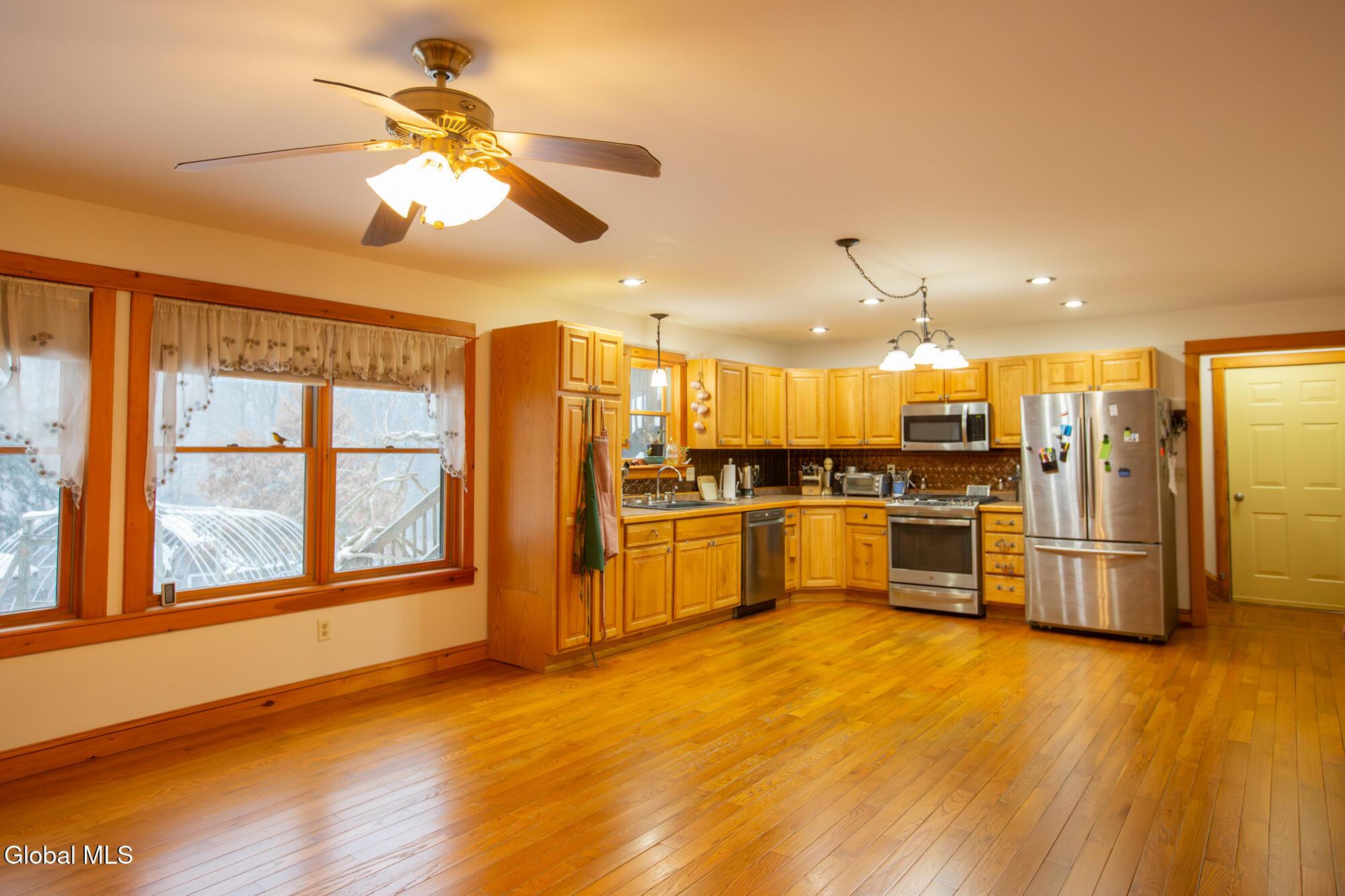 Image 2: Kitchen