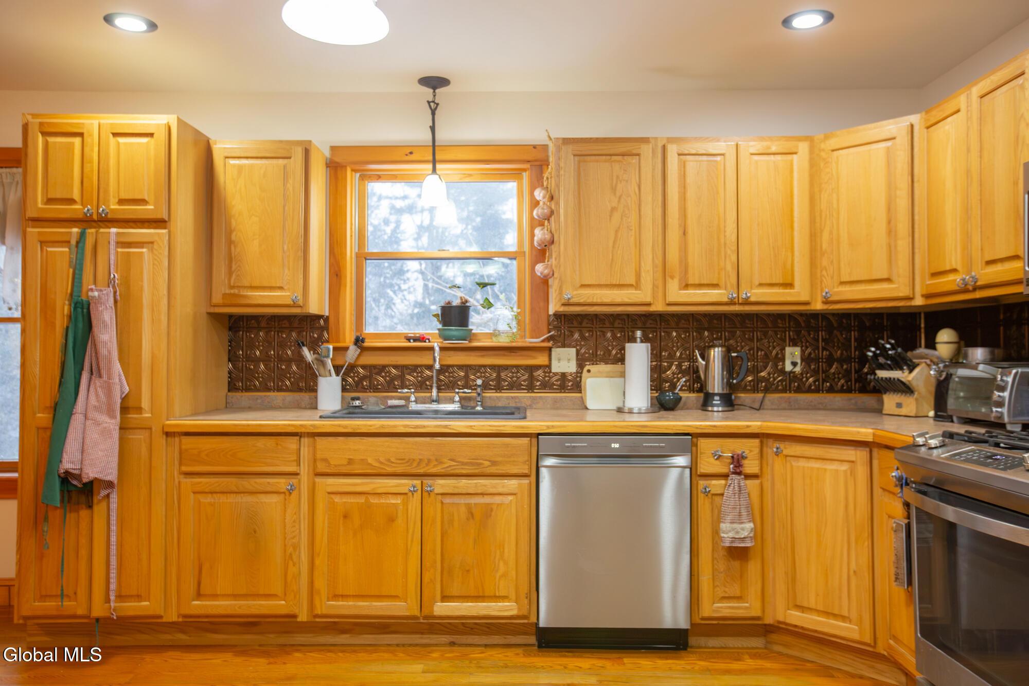 Image 4: Kitchen