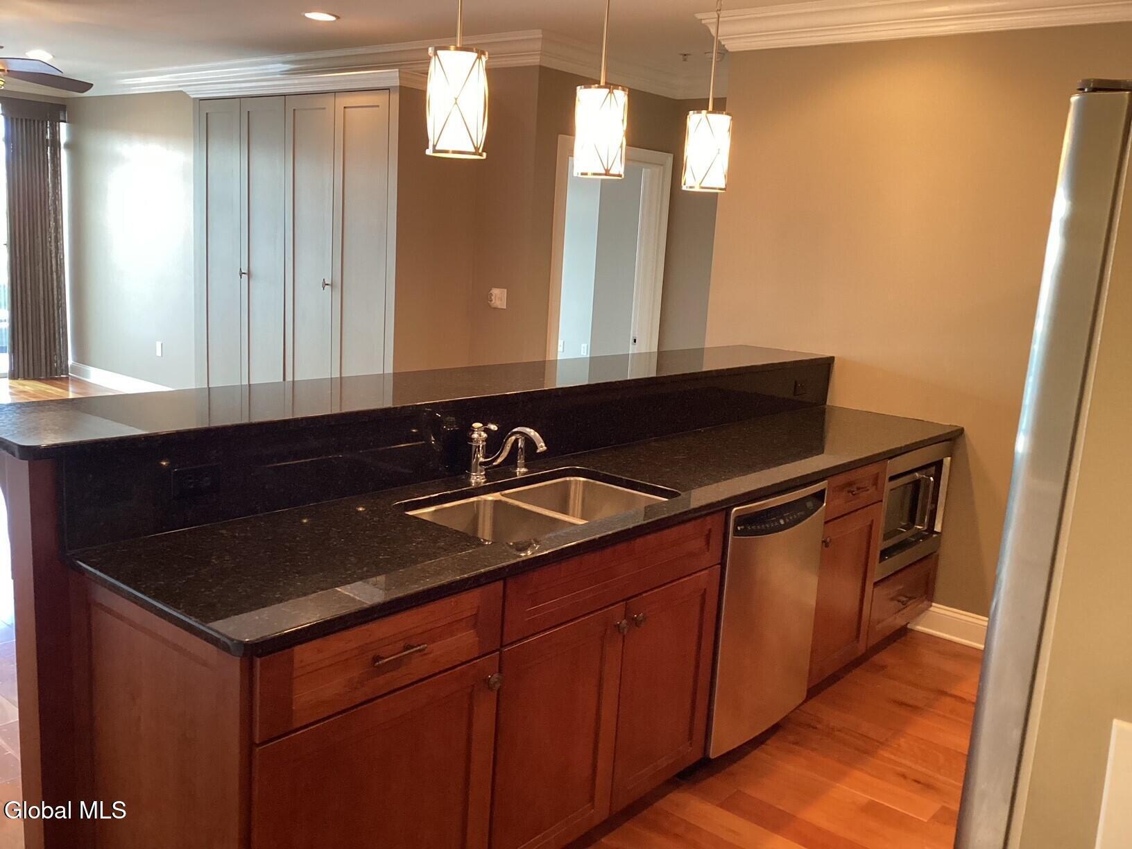 Image 3: 2) 58352-68431cc4c49cb