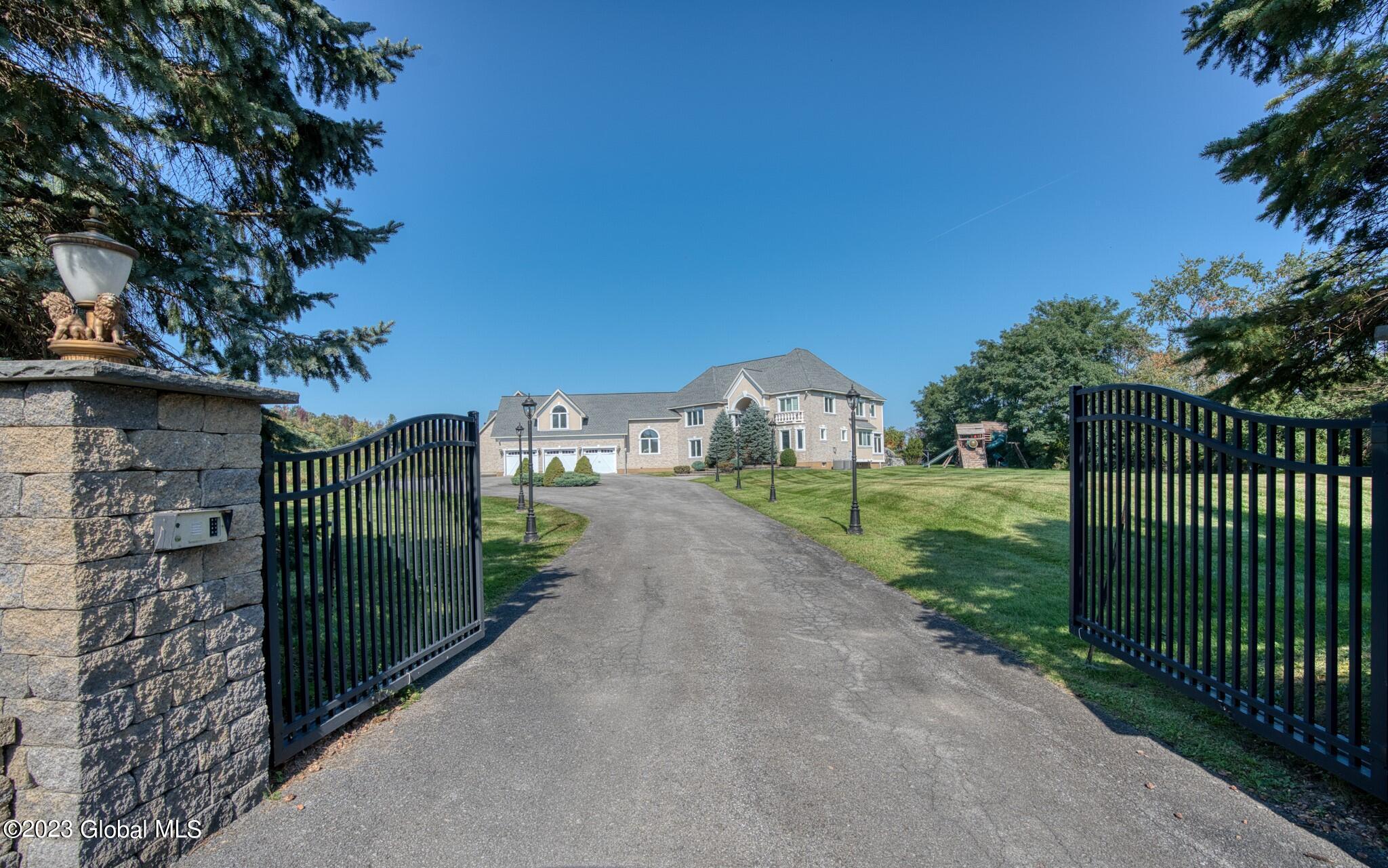 Image 3: Currybush front gate