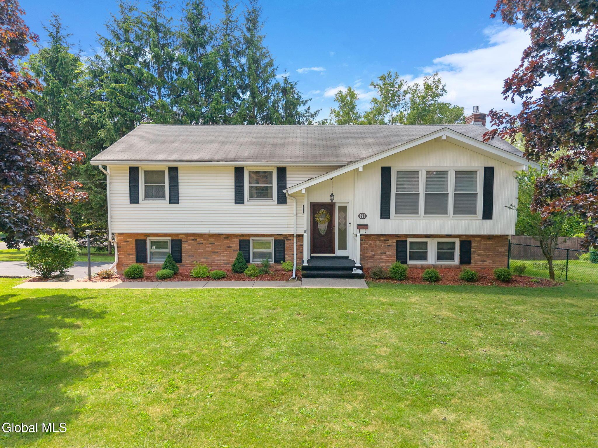 Image 1: 2-141ParkwayDr_02