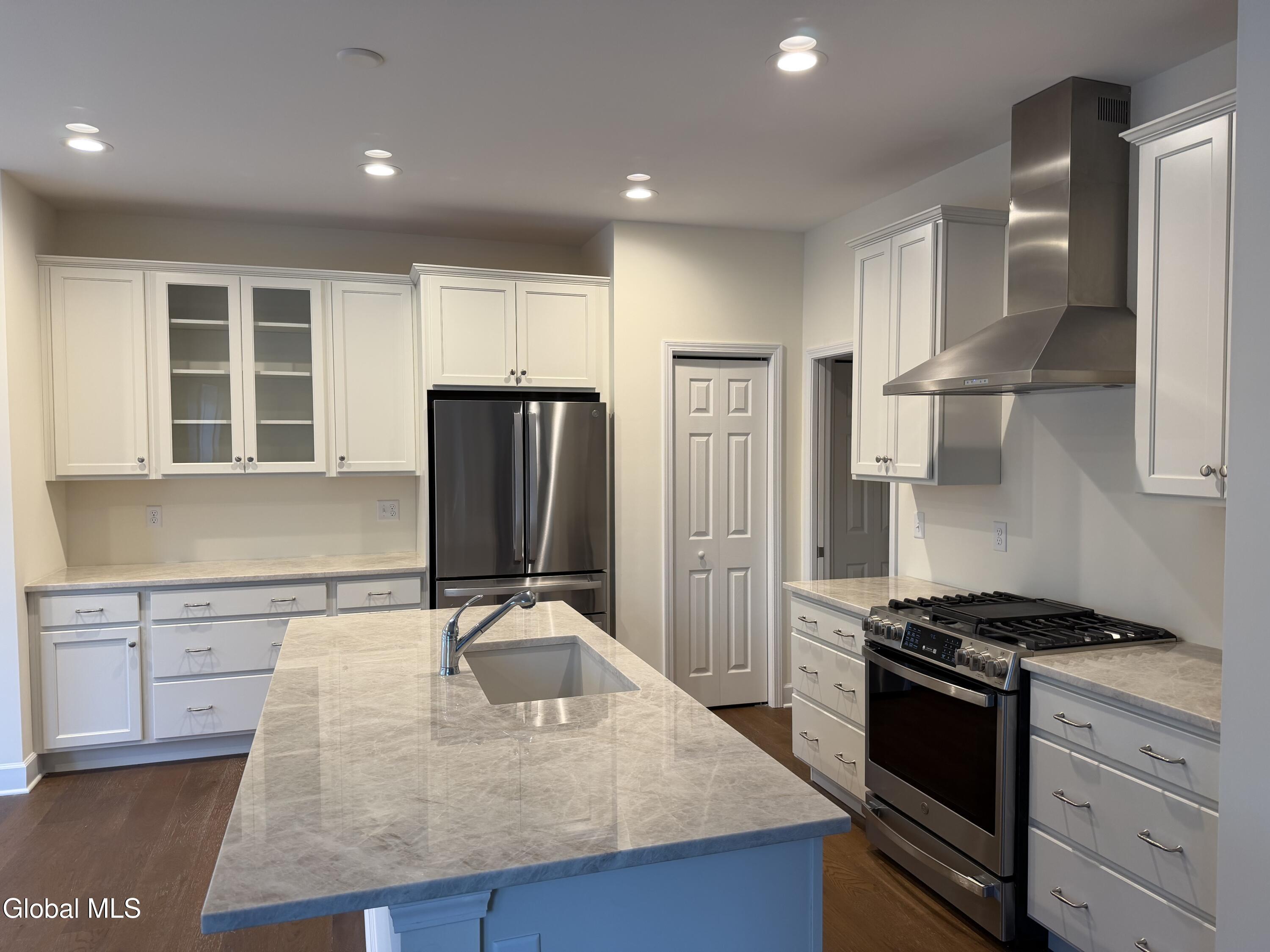 Image 1: Kitchen