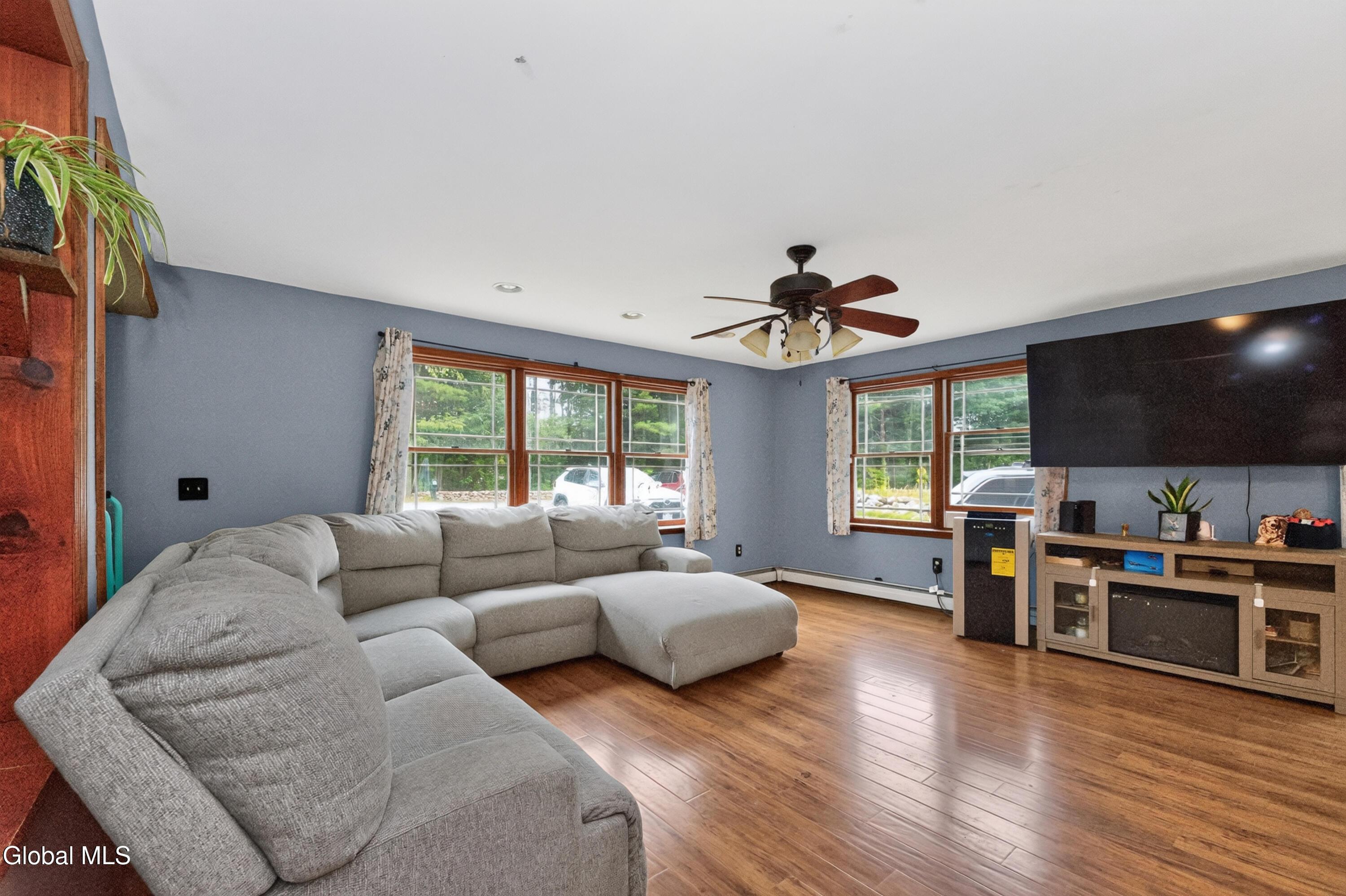 Image 3: 4 Livingroom 5