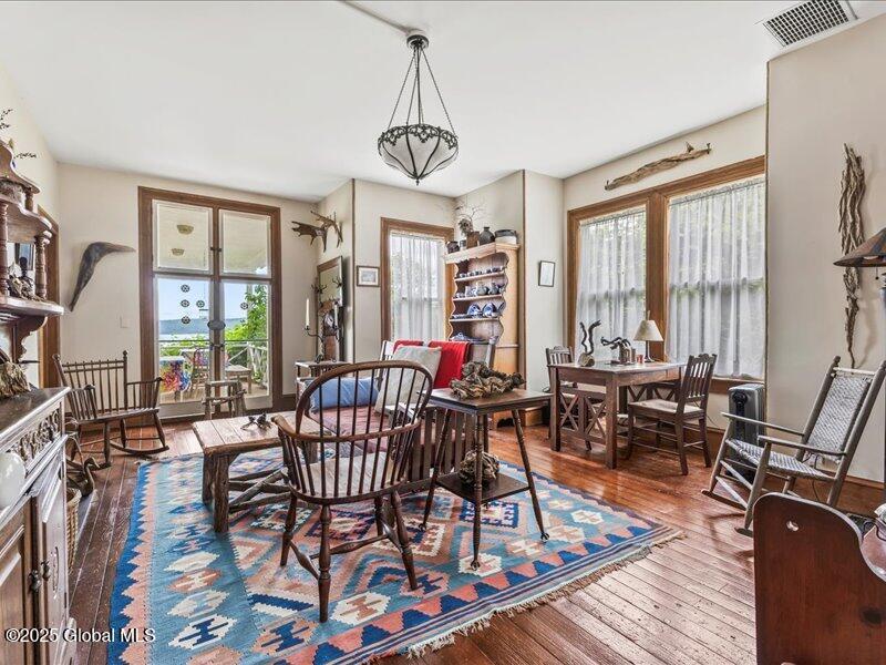 Image 4: Living Room
