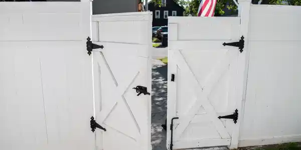 Image 4: 8 Stewart - Gate