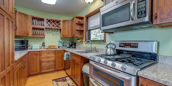 Image 3: 19 Curtin Ave-2