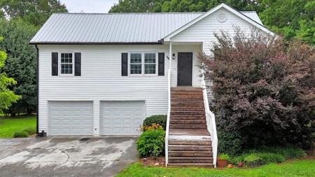 33 MORIAH Way NE
