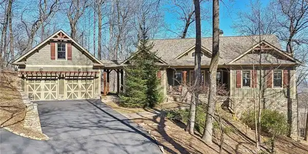 2084 Ridgeview Drive