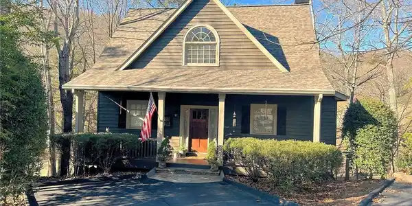 121 Chestnut Knoll Court