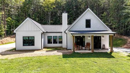 688 East Valley Road NE