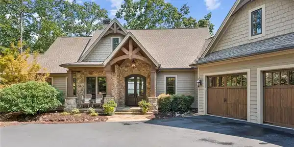 331 Bluestern Drive SE