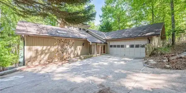 137 Broadwater Court