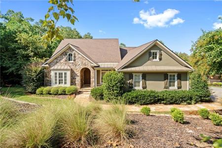 11 York Trace