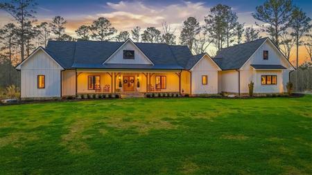 145 Moores Ferry Drive SW