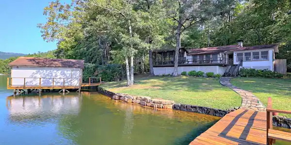 382 Moccasin Creek Road