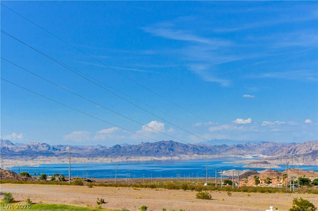 Image 2: Amazing Lake Views!