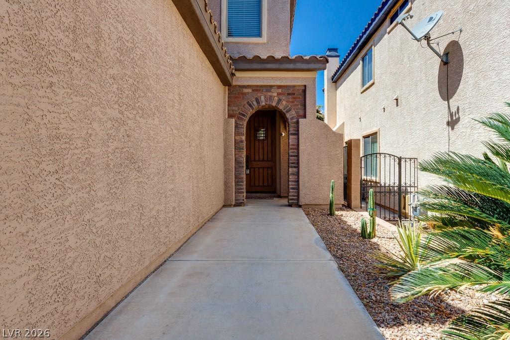 Image 2: Lots of space to create an amazing entryway.