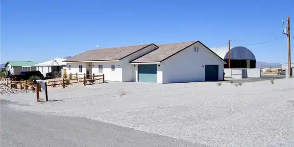 Image 2: This desert dwelling features a spacious paved and
