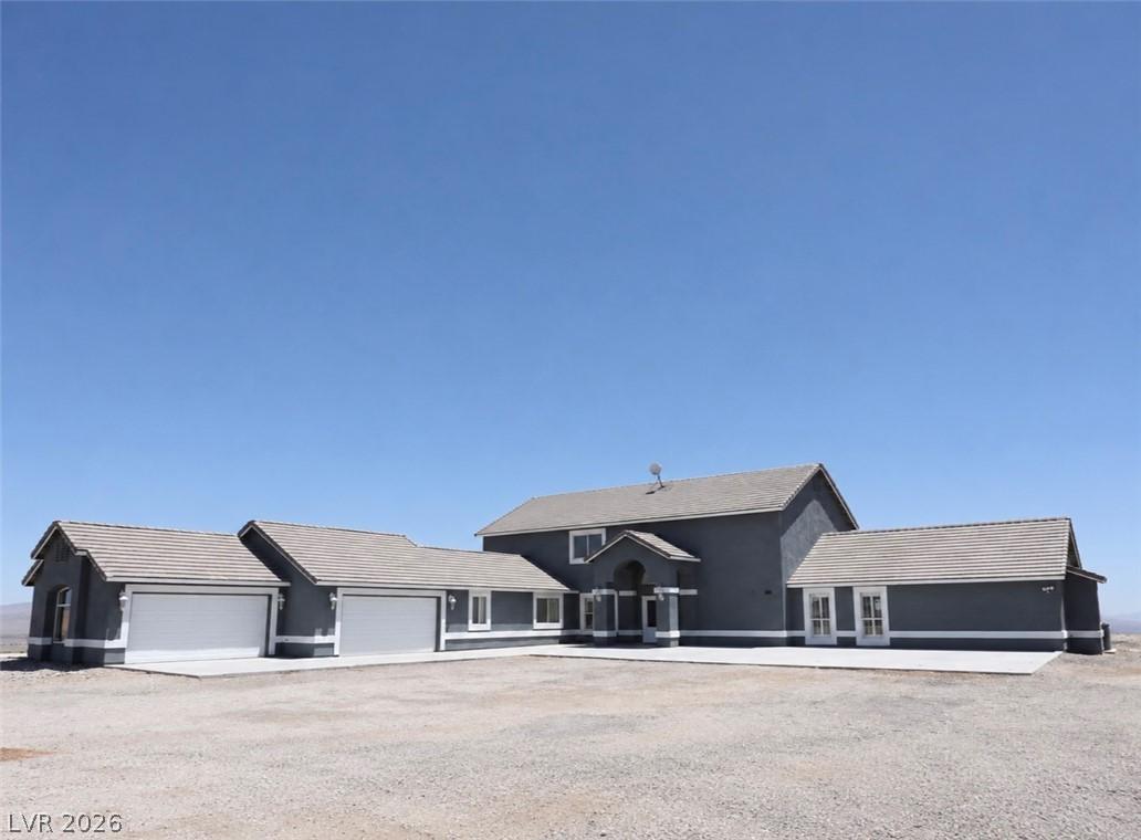 Image 1: A spacious desert estate featuring a multi-car gar