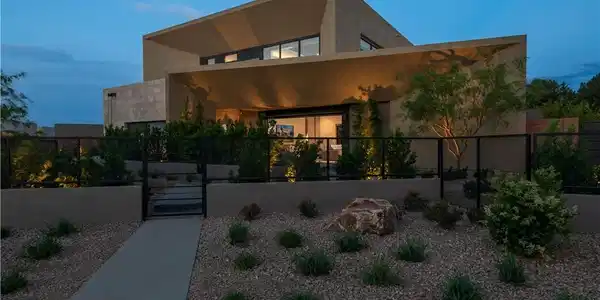 Image 2: Modern desert architecture with a welcoming pathwa