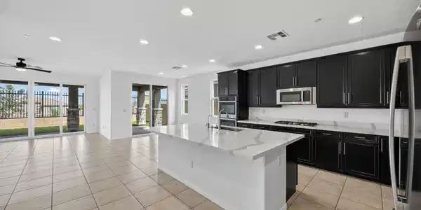 Image 4: The chef's dream kitchen with an island, a gas ran