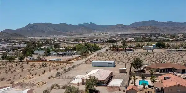 Image 4: Property Lot Size View, Compared with Smaller Lots