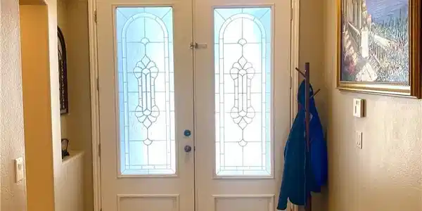 Image 4: Double front doors with decorative glass panels op