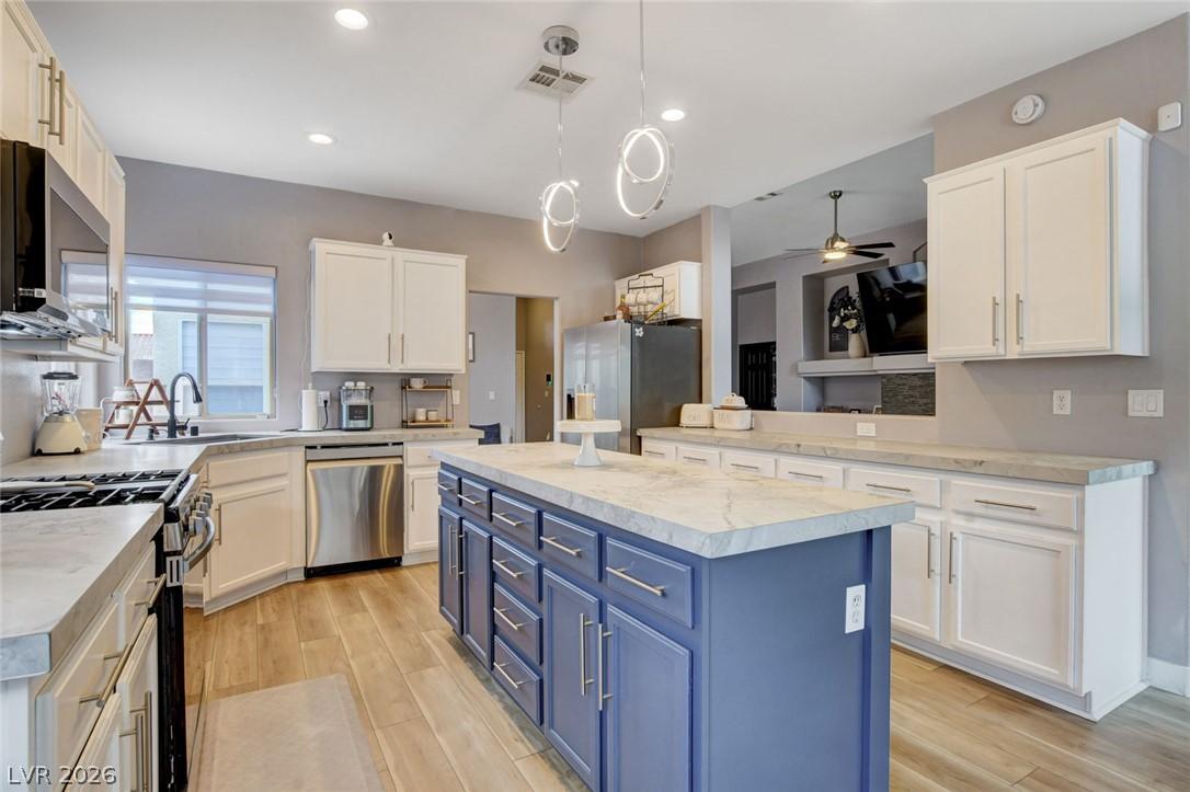 Image 3: Culinary delights await in this modern kitchen wit