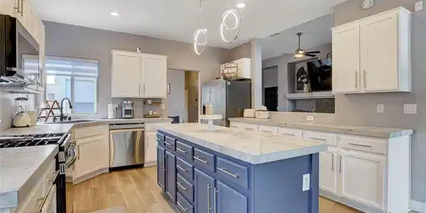 Image 3: Culinary delights await in this modern kitchen wit