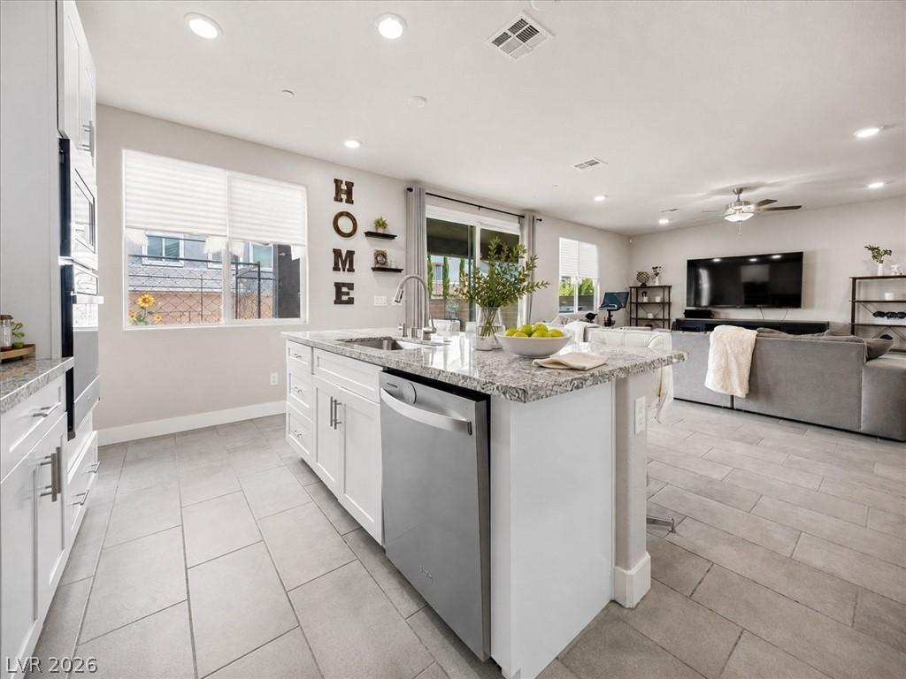 Image 4: Granite counters and stainless steel appliances co