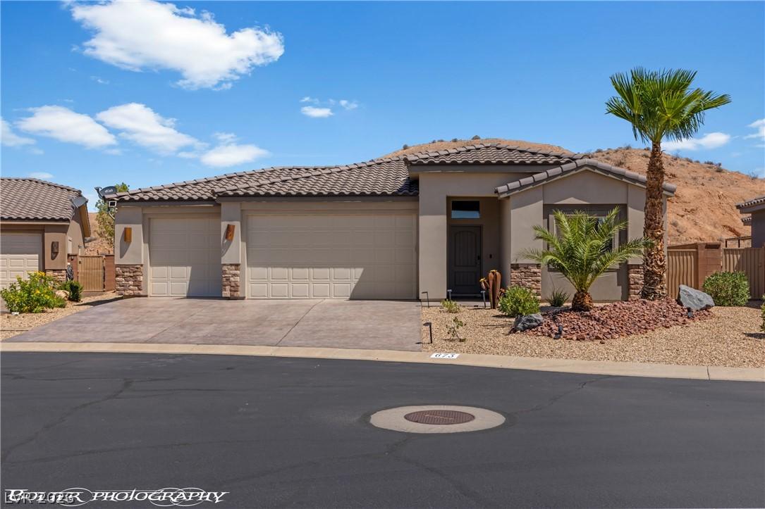 Image 3: A desert oasis welcomes you with a classic stucco