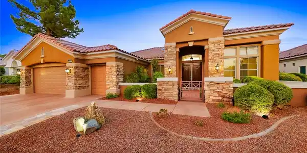 Image 2: 2614 sq ft, 3 bed, 2 1/2 bath, 2 1/2 car garage on
