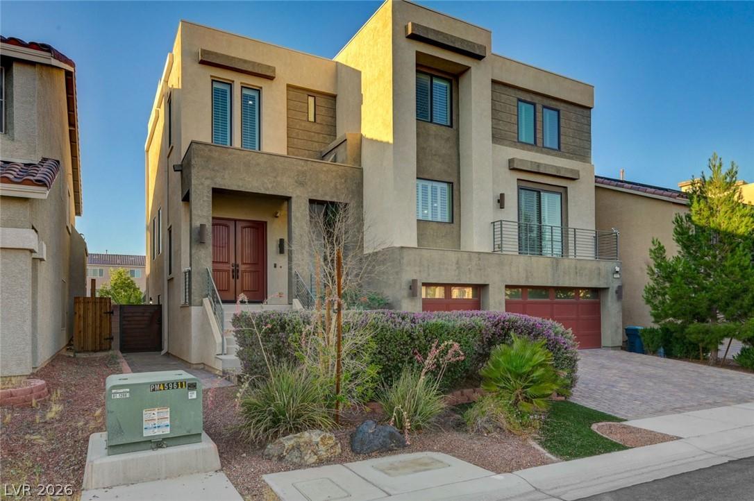 Image 2: Modern desert architecture with a welcoming entry