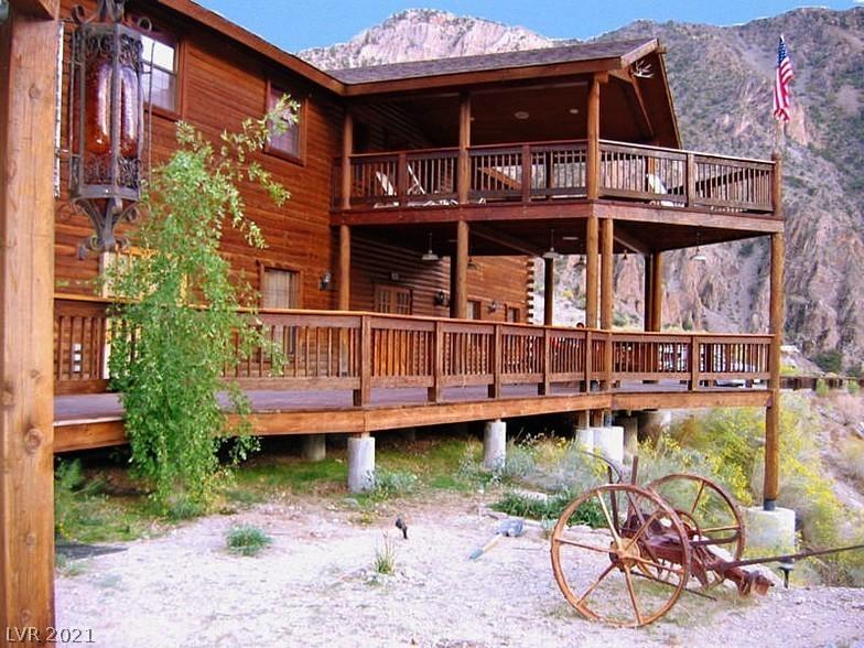 Image 1: Side View of Lodge