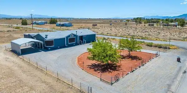 Image 4: This expansive property features a well-maintained