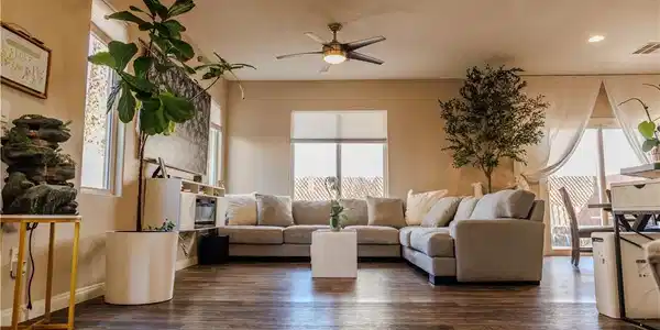 Image 2: Gleaming hardwood floors and a spacious layout def
