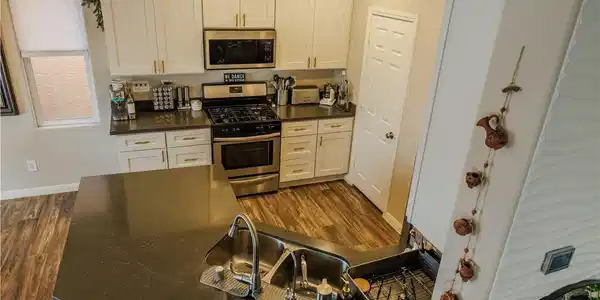 Image 4: Gleaming stone countertops and classic cabinetry e