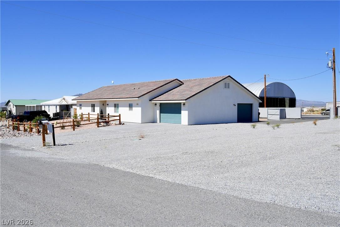 Image 2: This desert dwelling features a spacious paved and