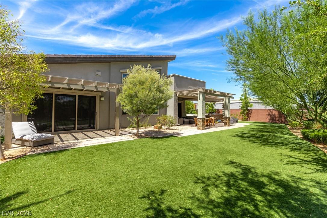 Image 3: Lush green lawn with ample room for outdoor activi
