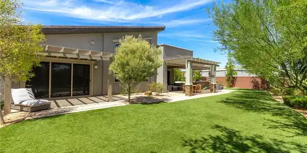 Image 3: Lush green lawn with ample room for outdoor activi