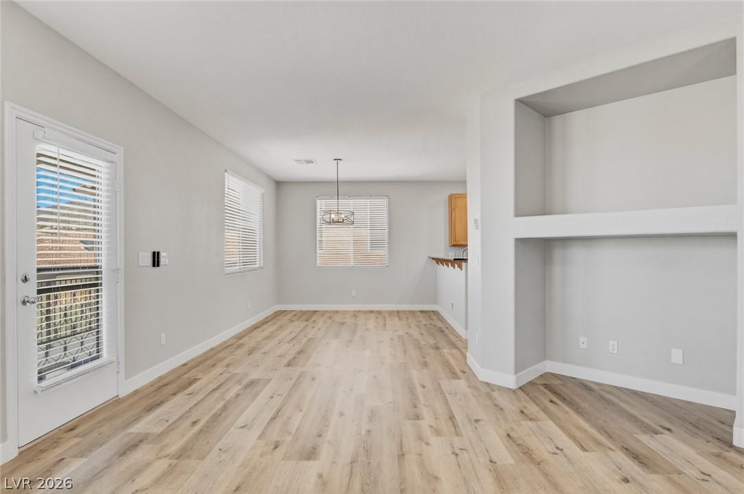 Image 4: Luminous interior with durable flooring and modern