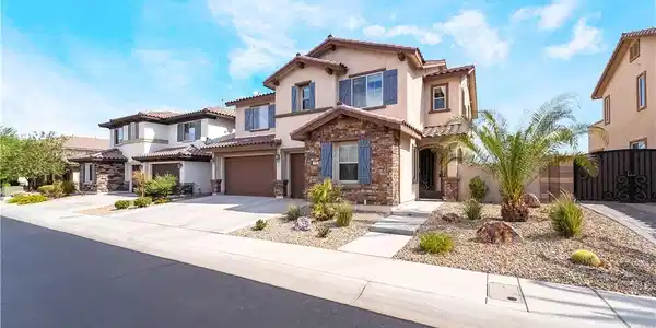 Image 3: Attractive stone accents and desert landscaping de
