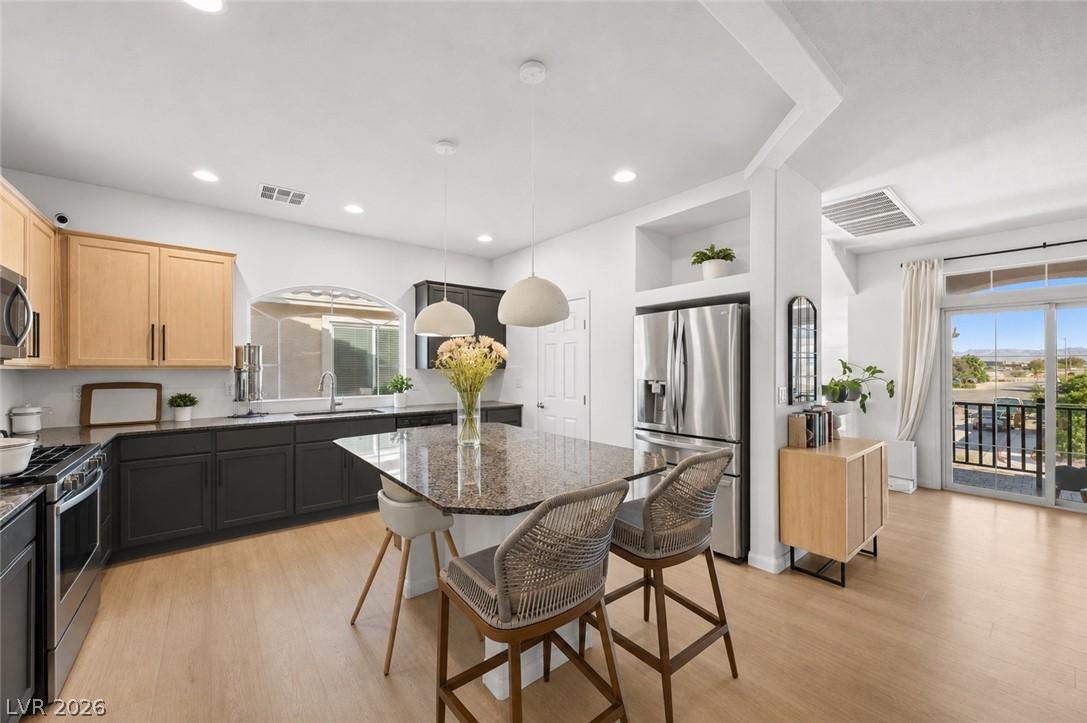 Image 3: Granite counters and stainless steel appliances ou