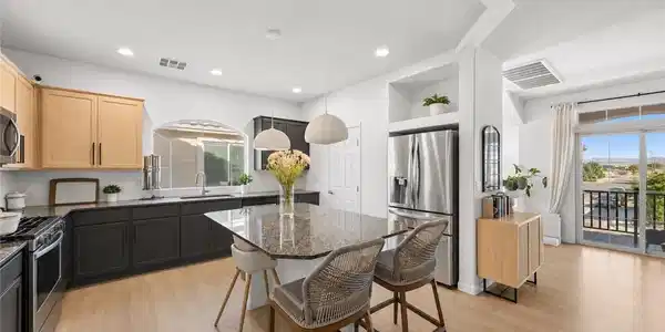 Image 3: Granite counters and stainless steel appliances ou