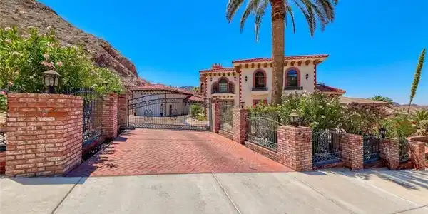 Image 3: Enter this distinguished property through an ornat