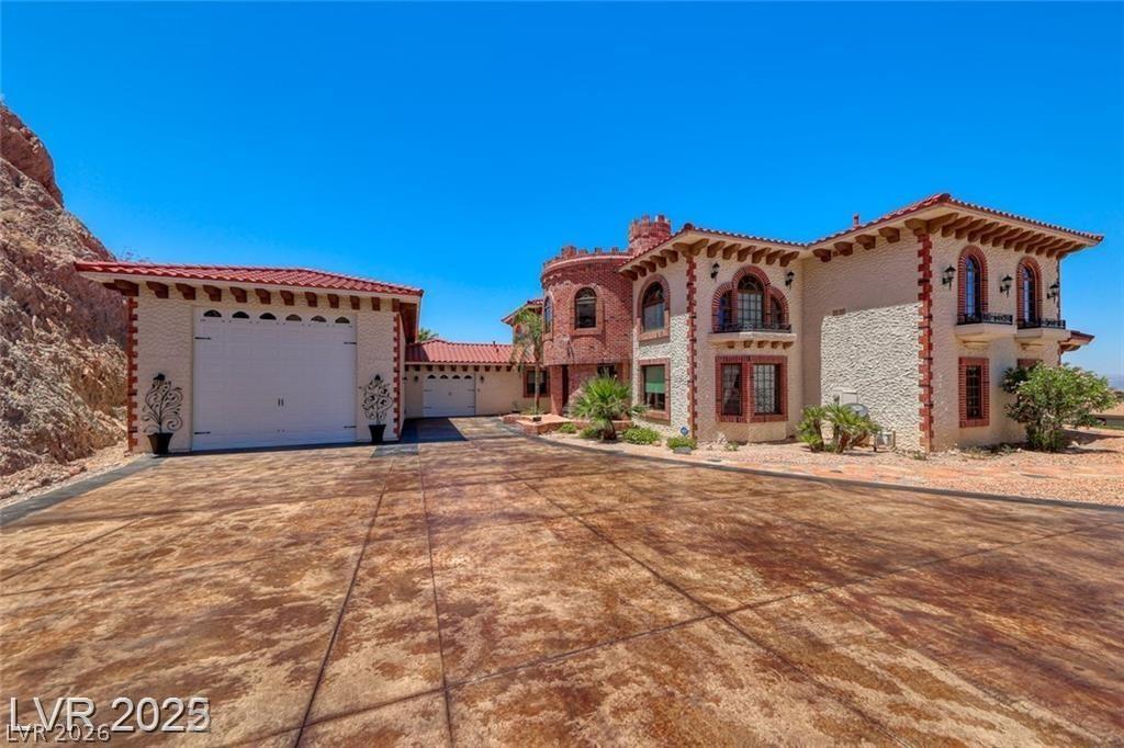 Image 4: This magnificent residence features exquisite arch